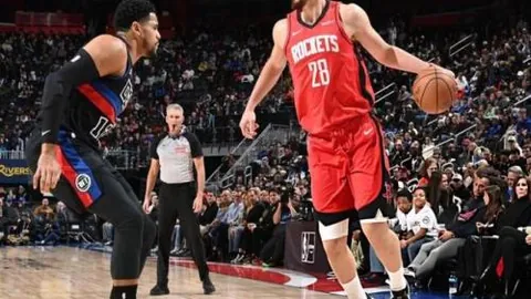 潘展乐在游泳世界杯男子100米自由泳项目中夺冠，央视新闻客户端进行报道